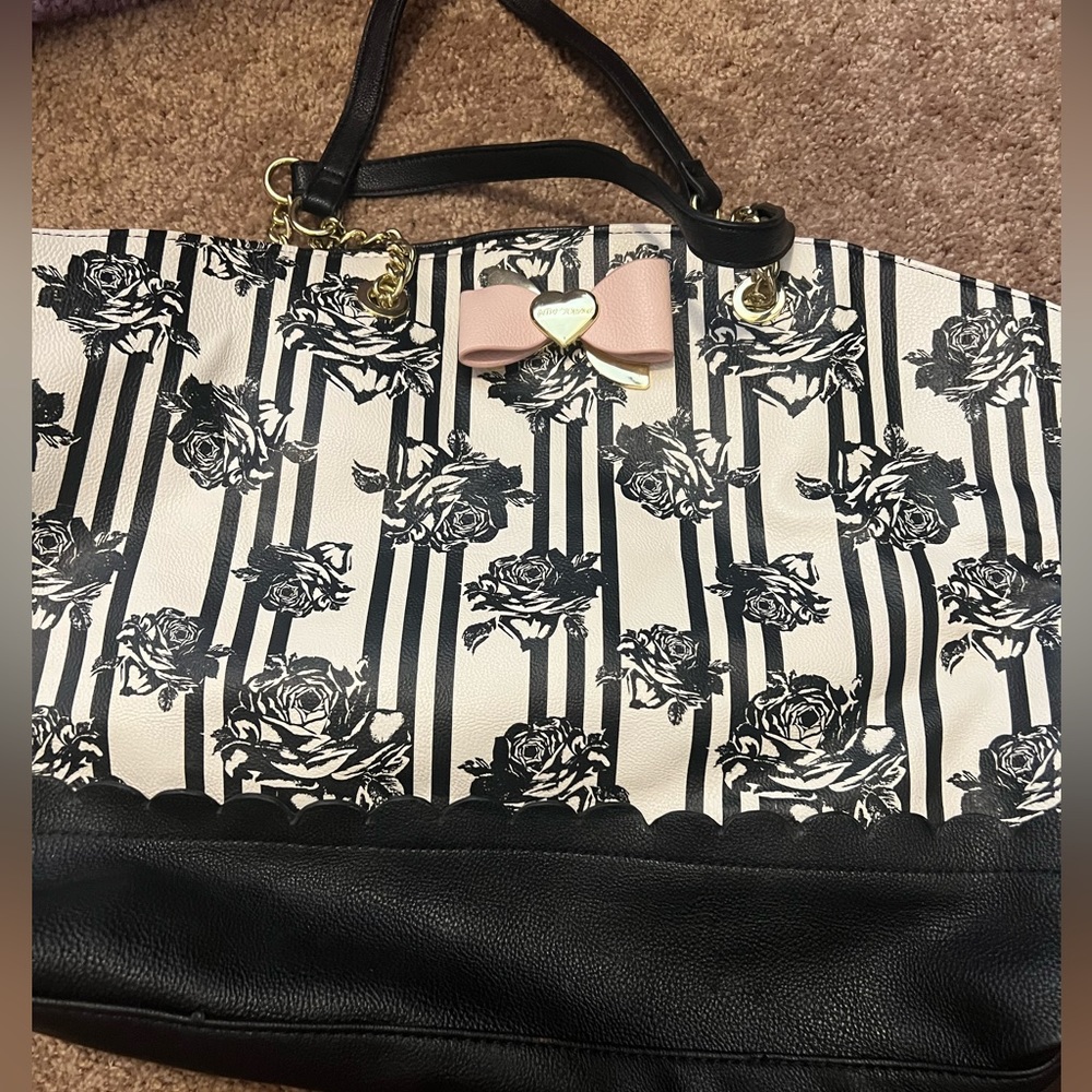 Beautiful Large Rose Betsey Purse 🩷